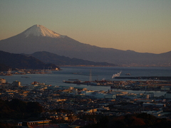 初日の出に染まる街