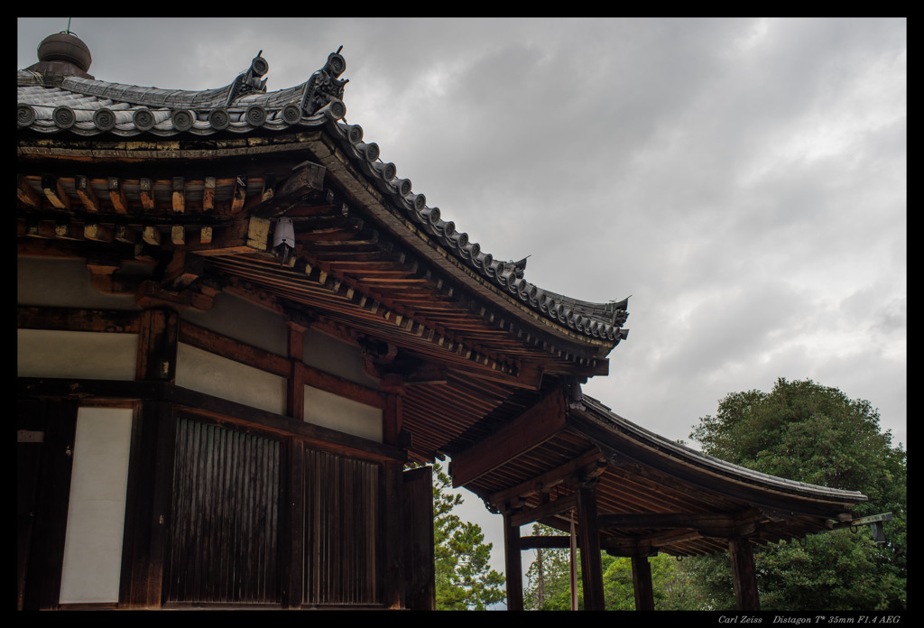 古寺の屋根