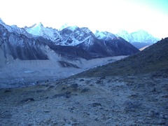 夜明け前のク－ンブ氷河