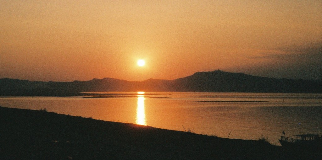 夕日に染まるイラワジ川（ミャンマ－）
