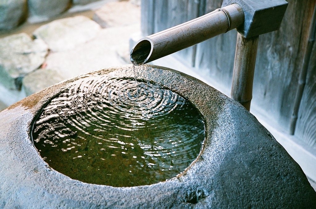 ”水、、