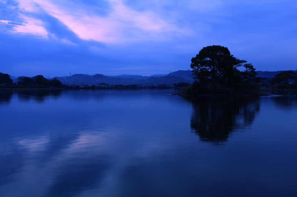 平池のある朝