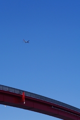 赤い橋と飛行機