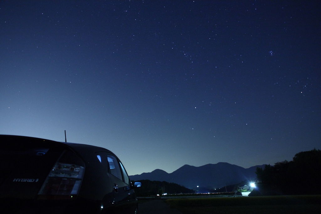 秋の夜空と愛車