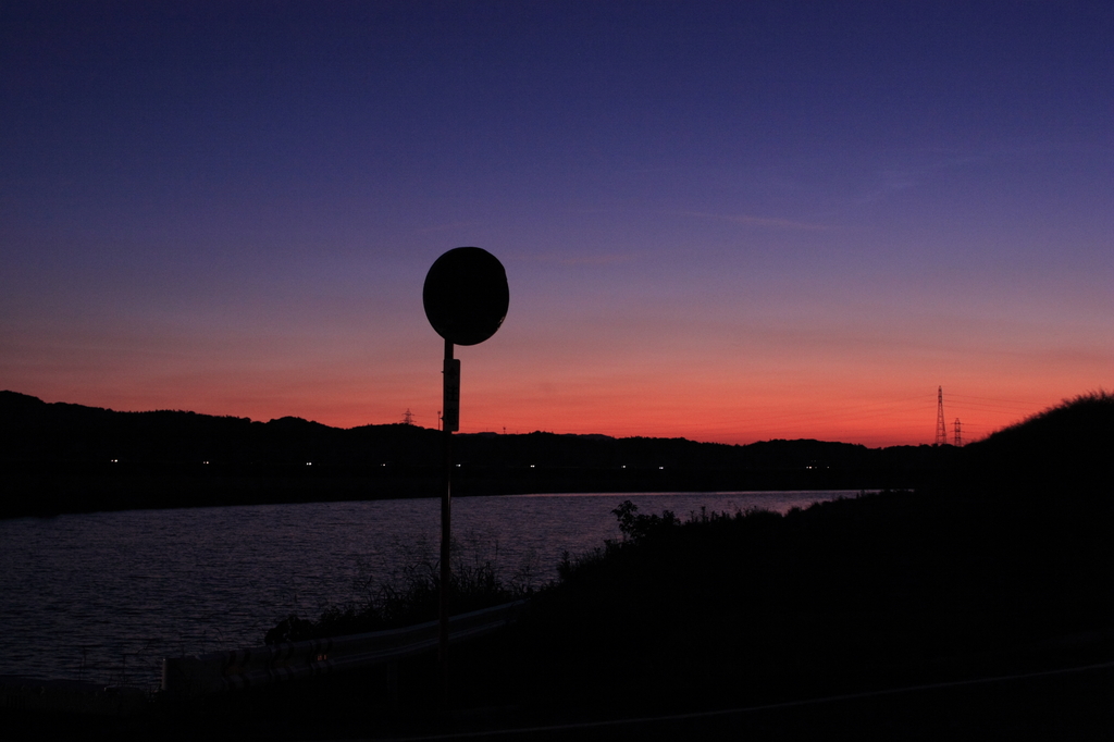 カーブミラーとヘッドライト