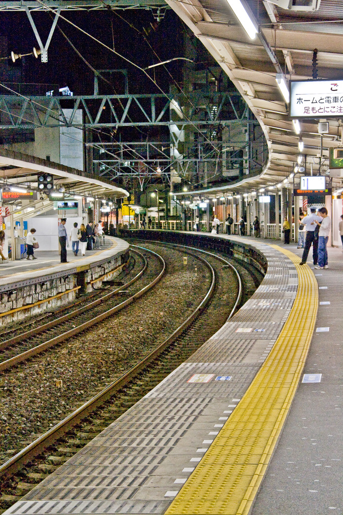 カーブのある駅