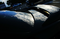 車にうつる空
