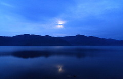 中禅寺湖にうつる月
