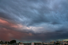 赤い夕暮れと雨柱