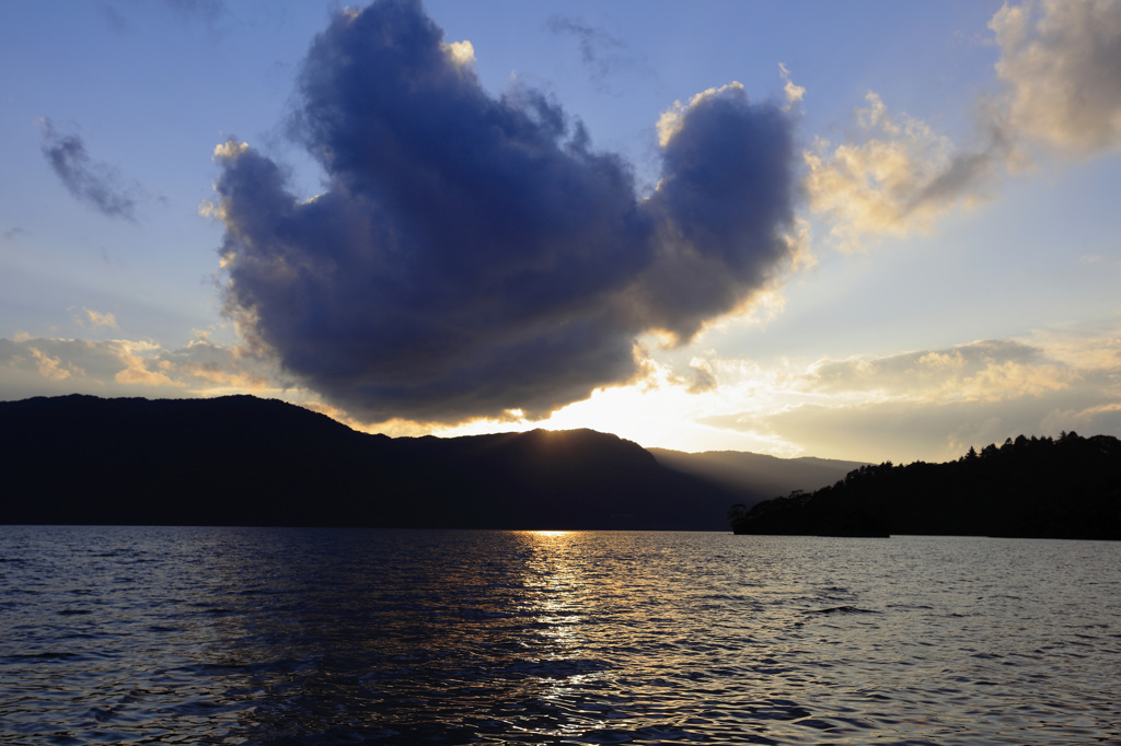 雲も十和田湖
