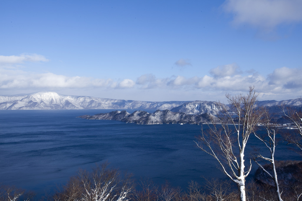 青空と十和田湖