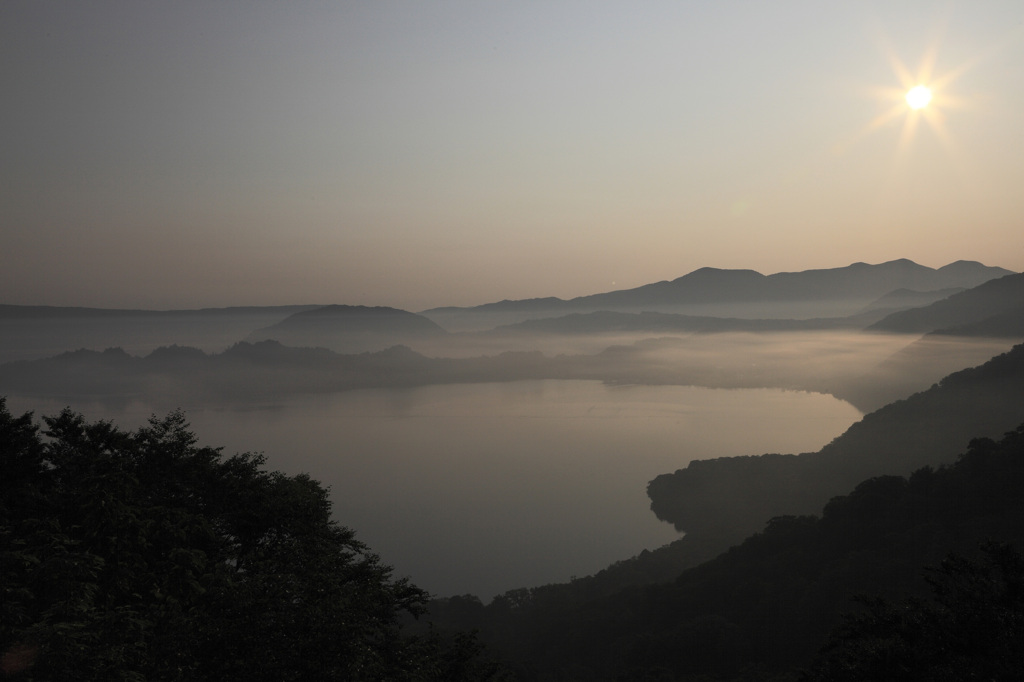 朝靄の湖