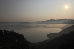 朝靄の湖