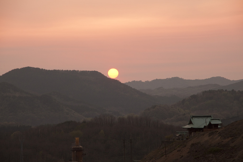 神社と夕日