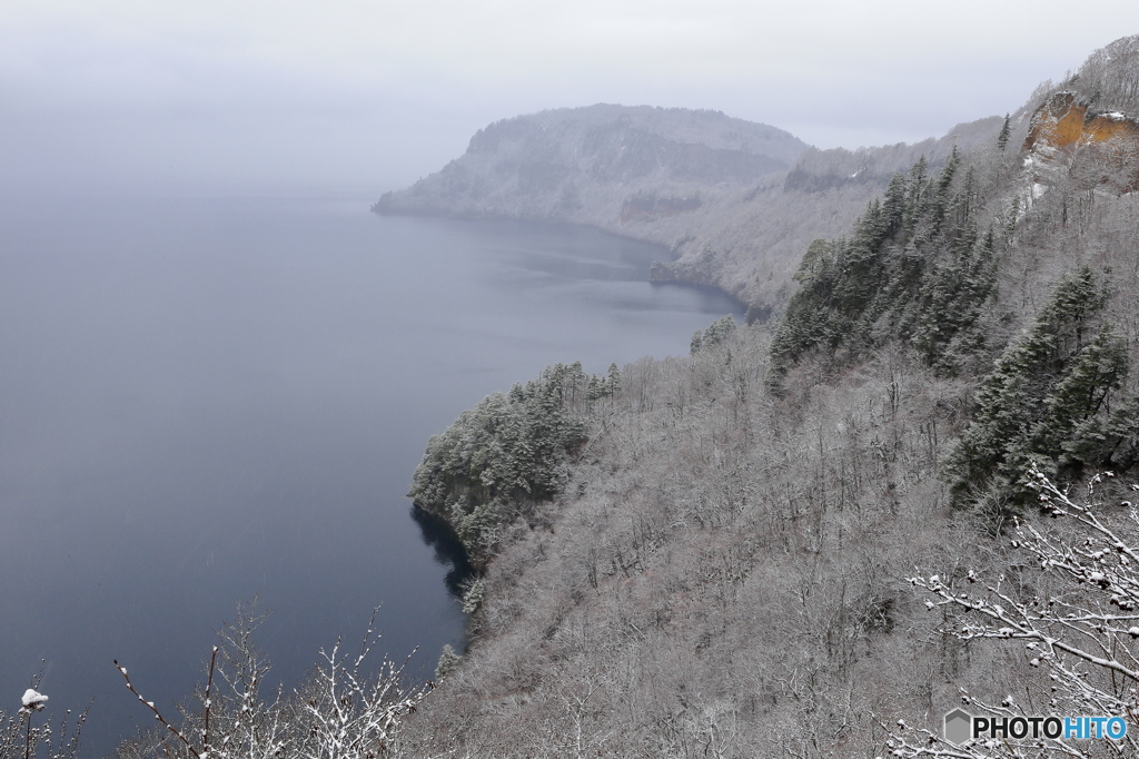 初雪の十和田湖