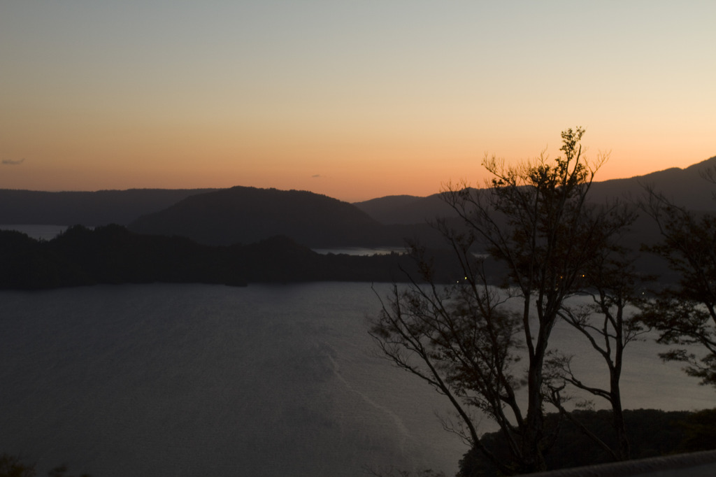 十和田湖の朝焼け