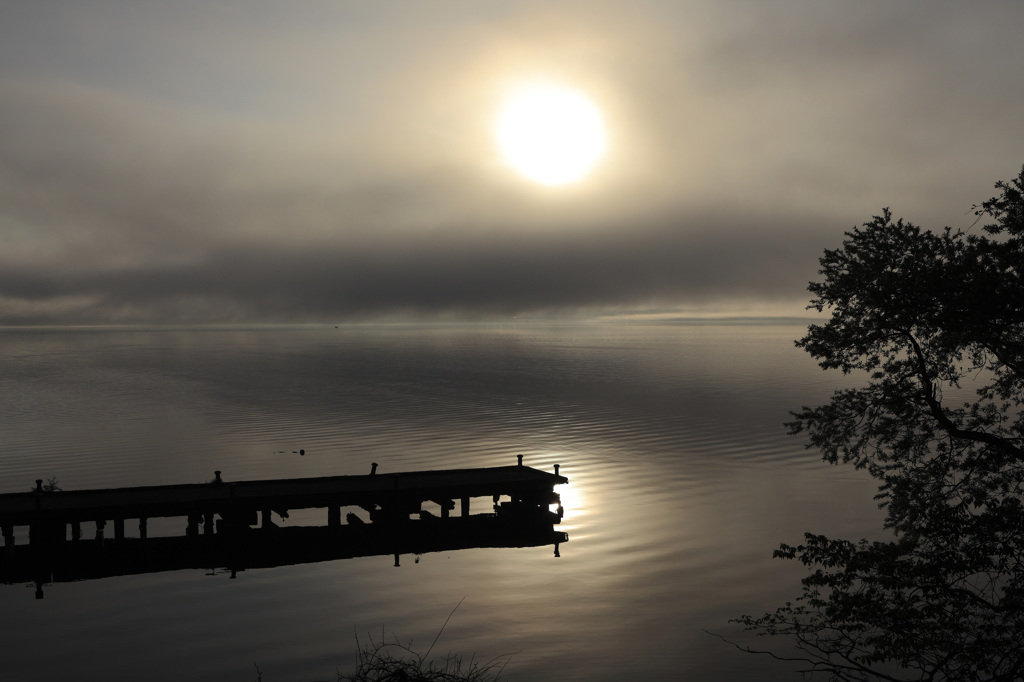 靄漂う湖面