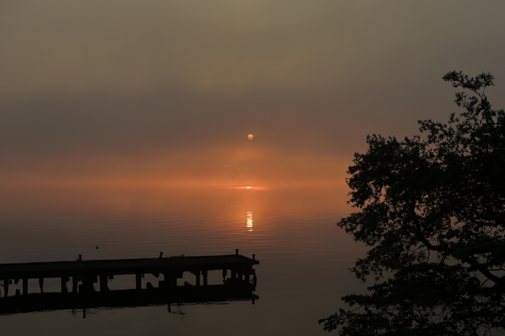 朝靄の十和田湖