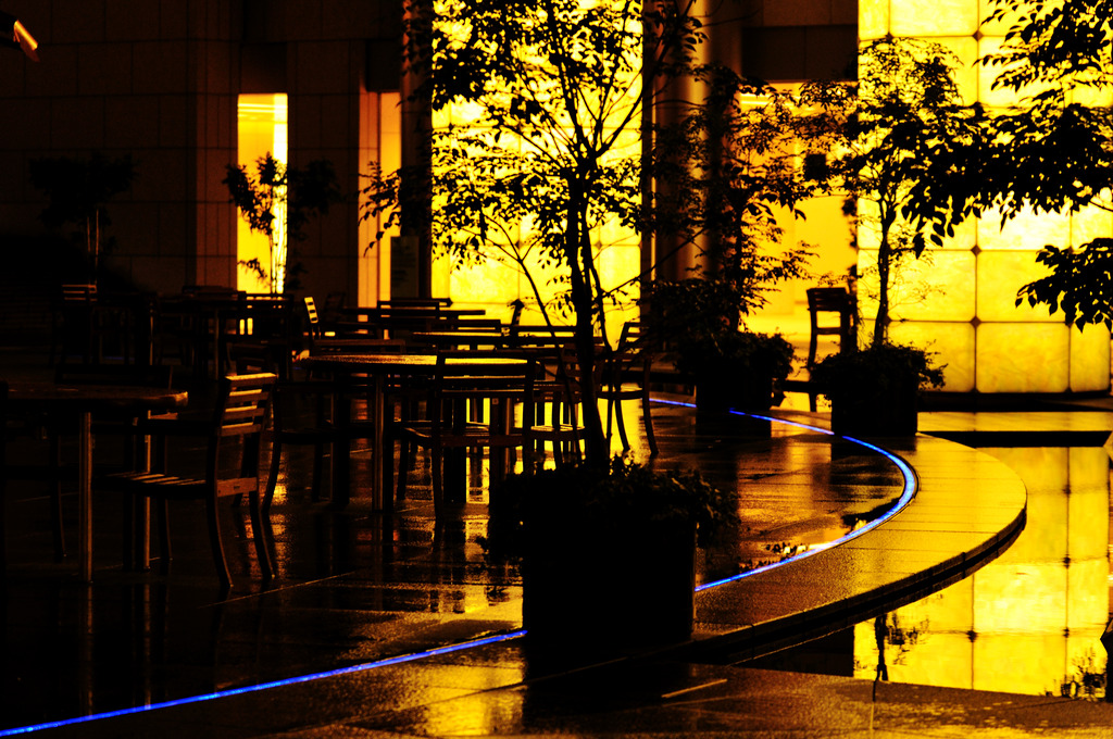 雨夜のオープンカフェ