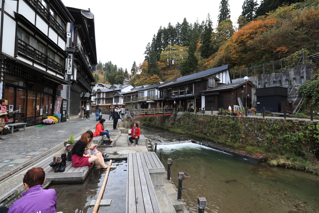 山形県銀山温泉・・足湯