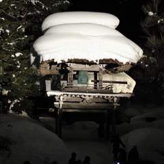 鐘楼門 屋根に“鏡餅”