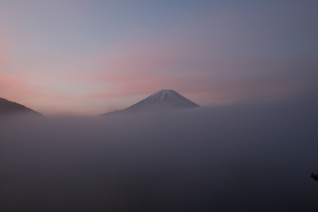 本栖湖からの一瞬の富士