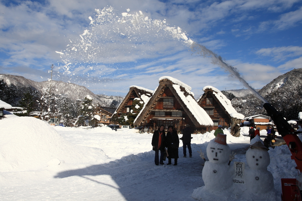 除雪中 雪のアーチをくぐって