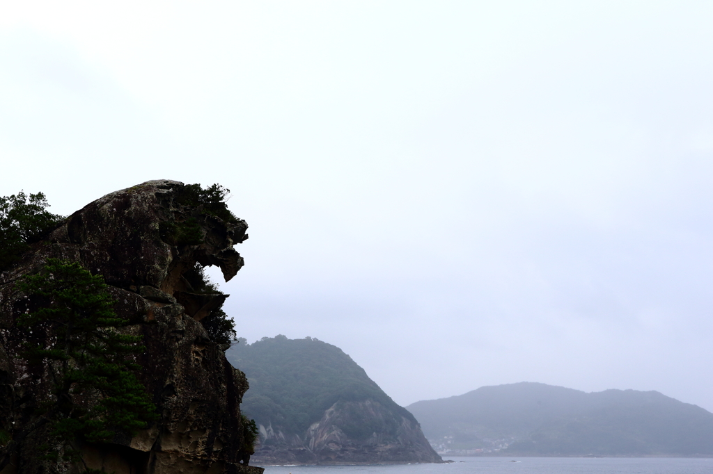 雨の獅子巖