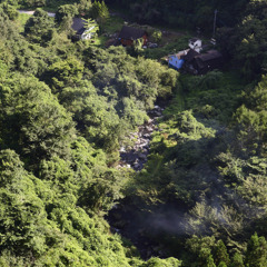 八ヶ岳高原大橋から下を見た光景 谷の民家