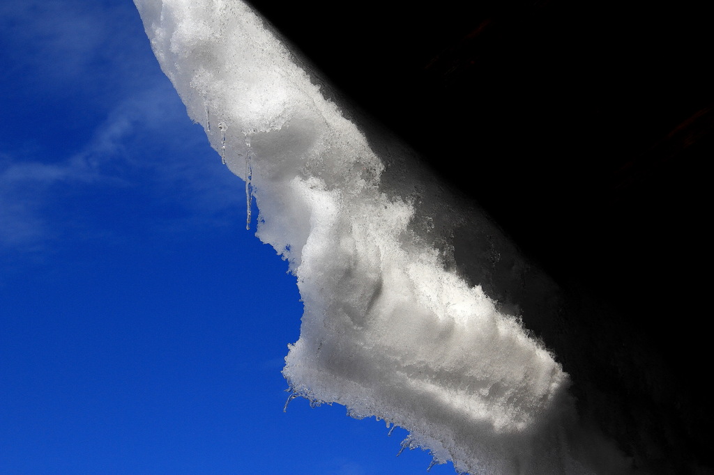 いまにもドサッ” 落雪にご注意ください