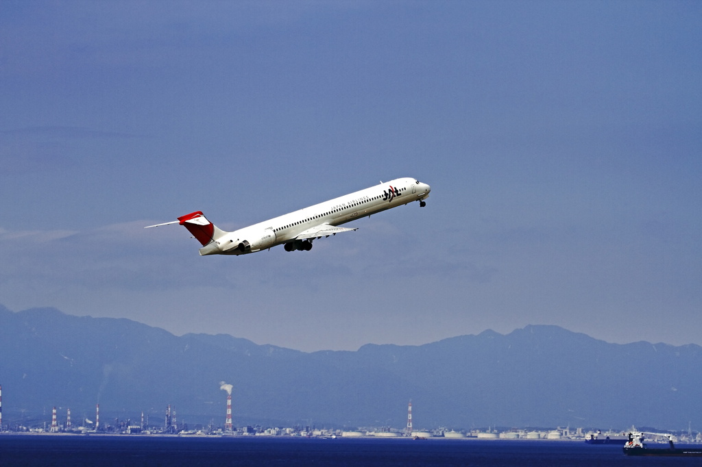 JAL MD-90 養老山系を背景にTAKE OFF