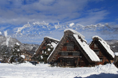 白川郷 雪 空を飛ぶ