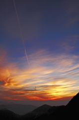 日の出前の飛行機雲