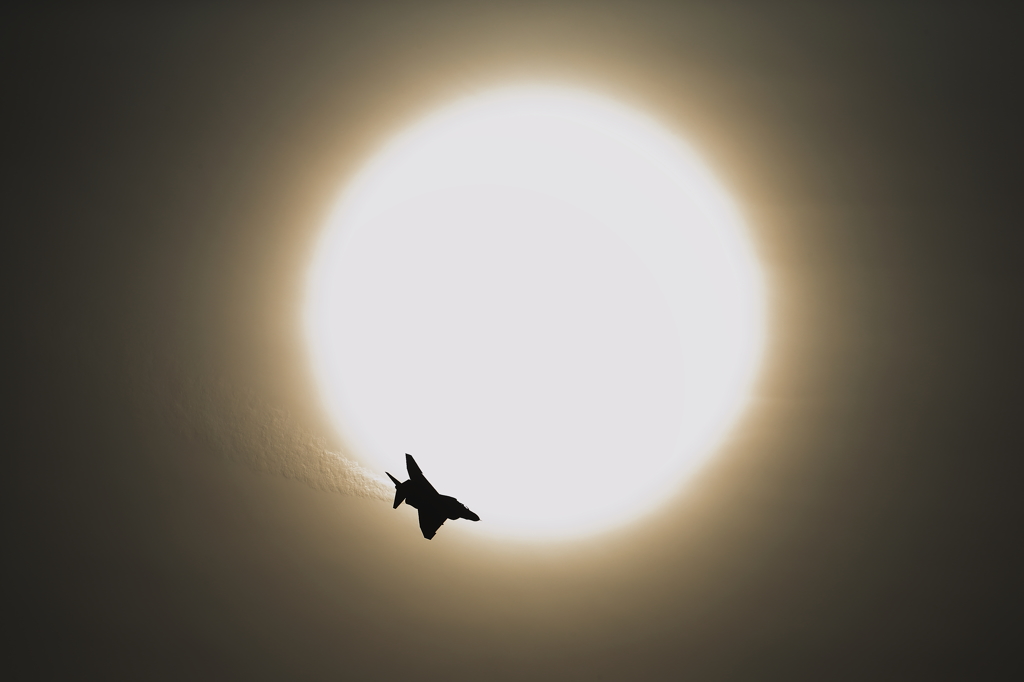 陽行機 (ヒコウキ）・・太陽とＦ４