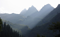 峻嶮な山々