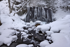 瀑布雪景