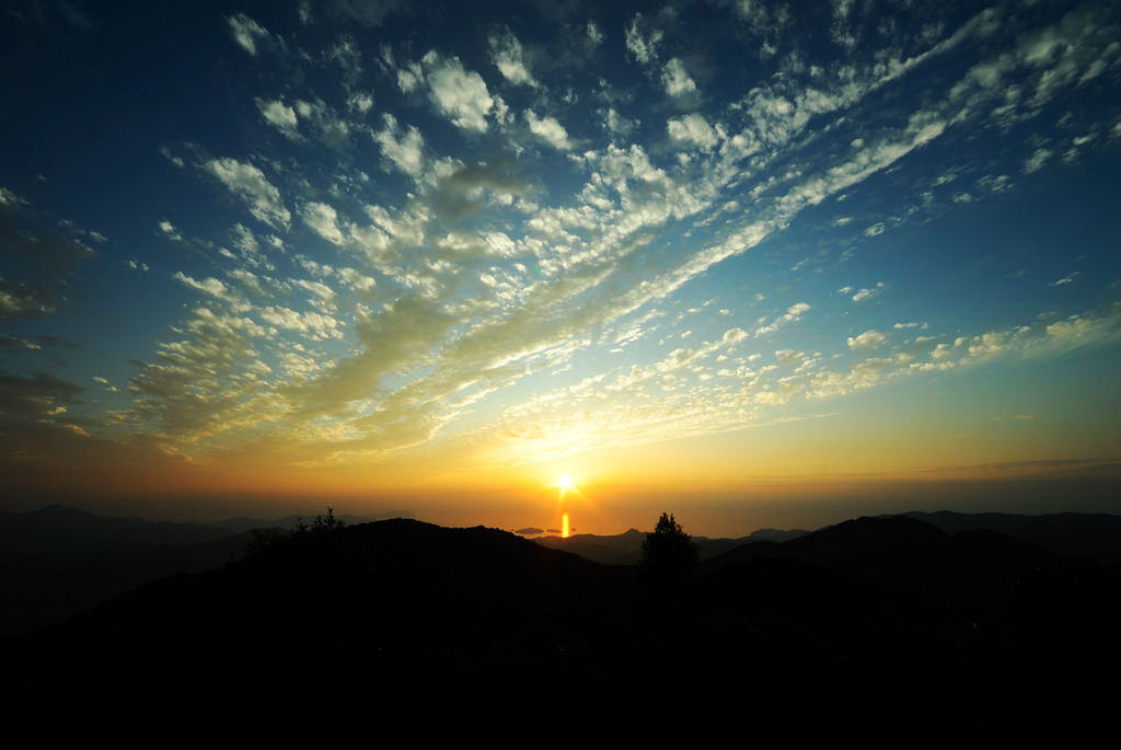山頂から見下ろす夕日