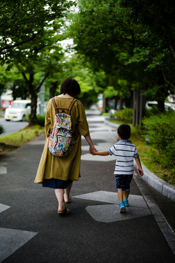 おててつないで