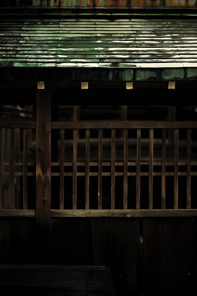 緑青に雨染みる