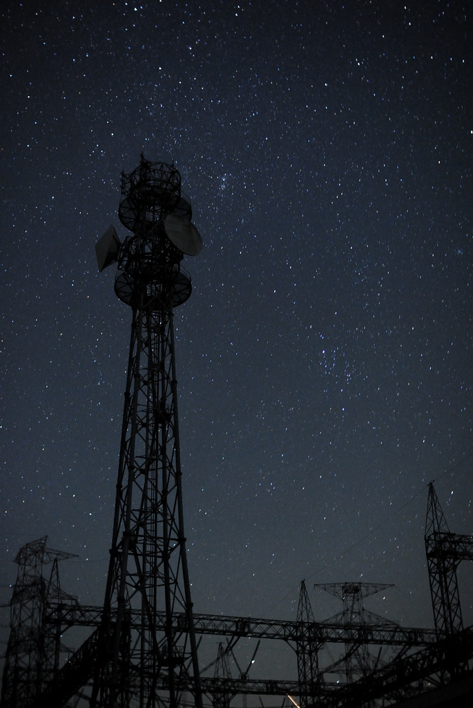 鉄塔と星空