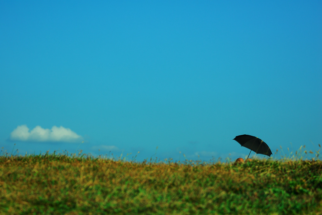 青い空、白い雲、日傘の中の真夏