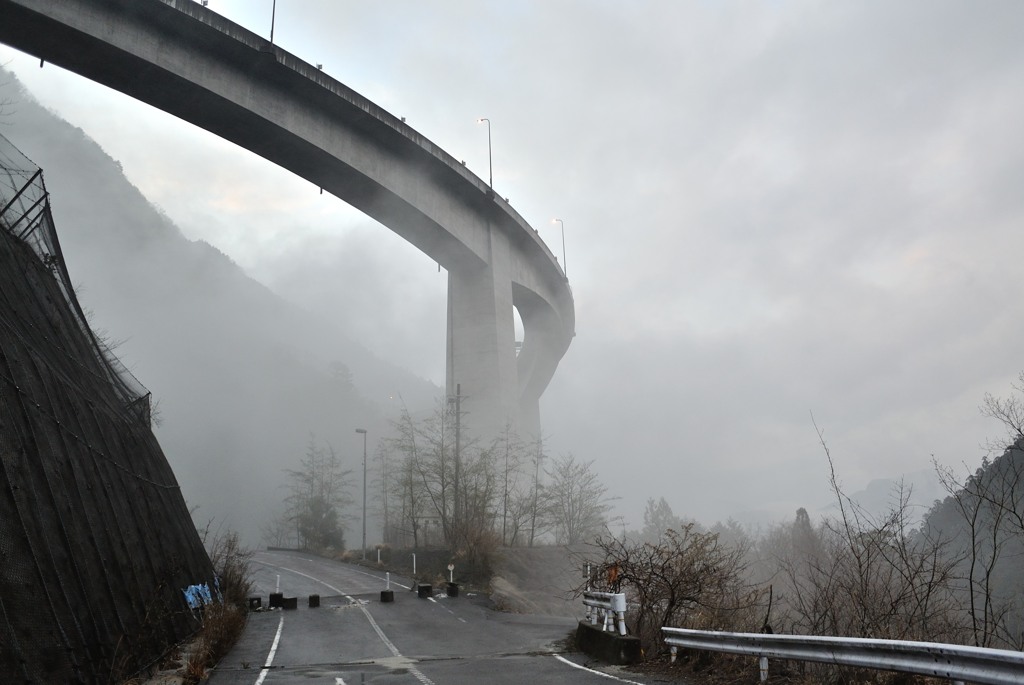 雲に包まれる橋