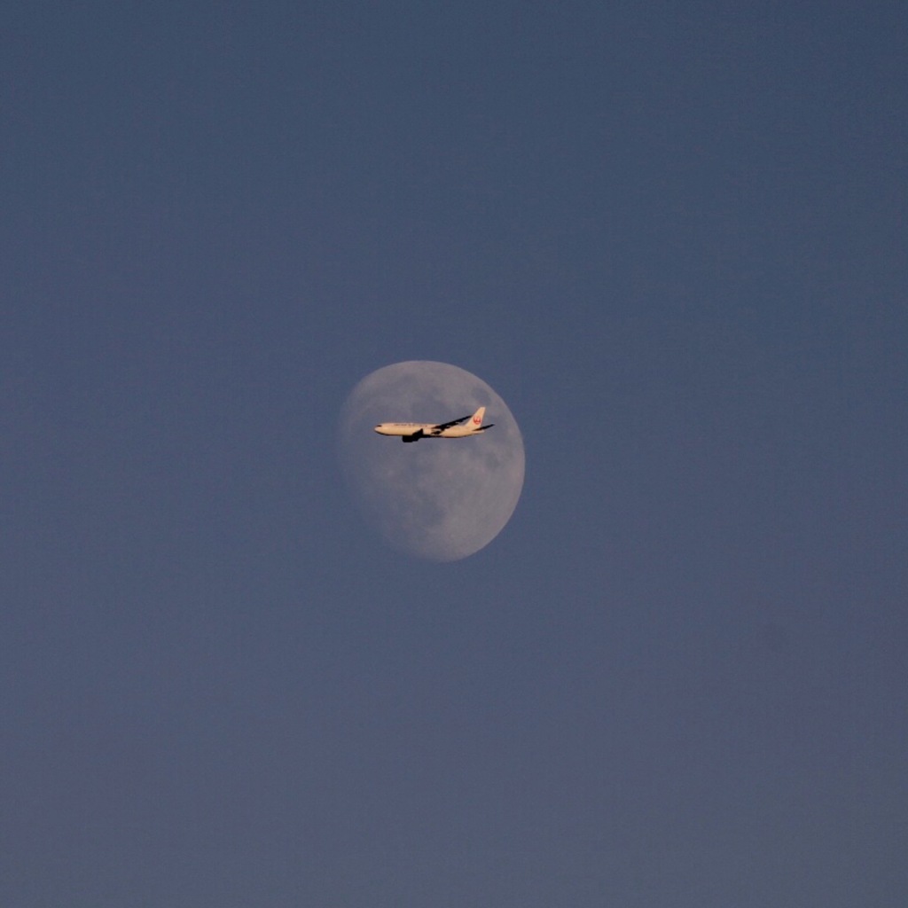 月と飛行機
