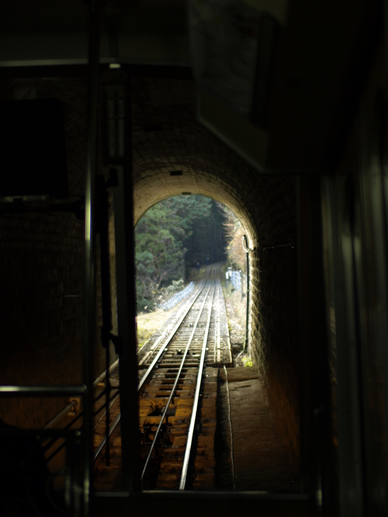 トンネルを抜けると