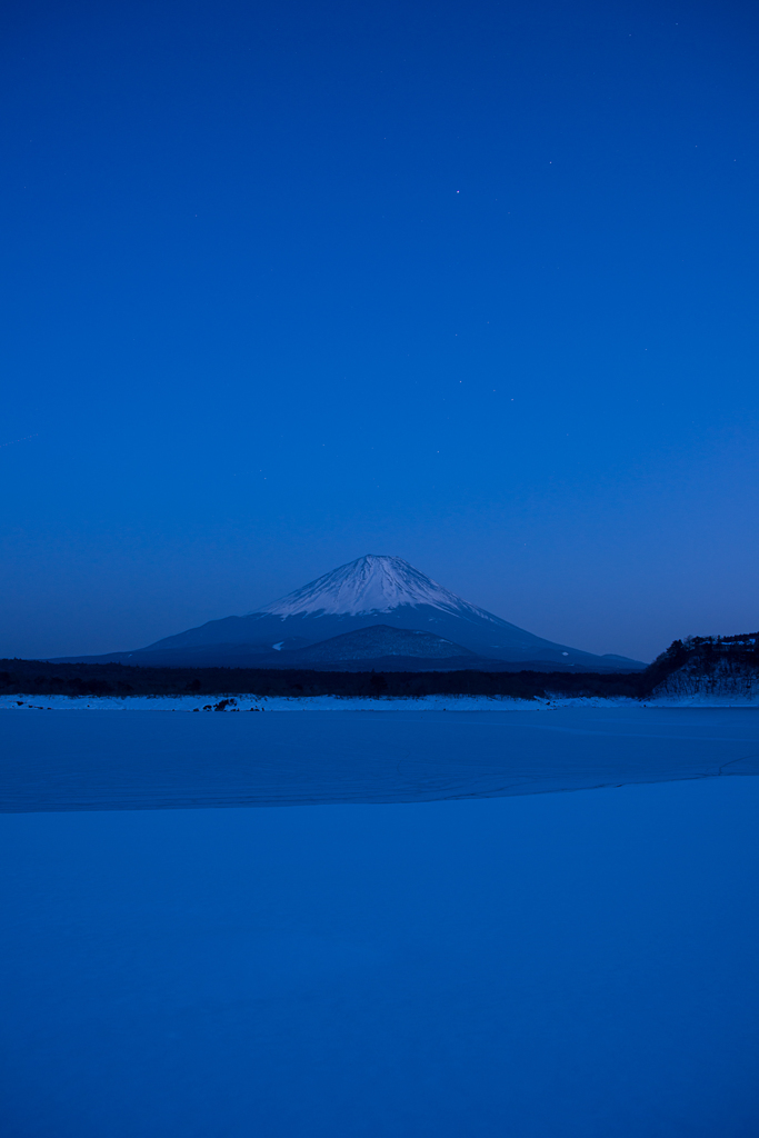 凍てつく青