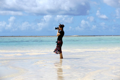 海の上で海を撮る彼女