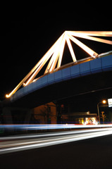 スカイブリッジをくぐる光跡