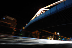 スカイブリッジをくぐる光跡