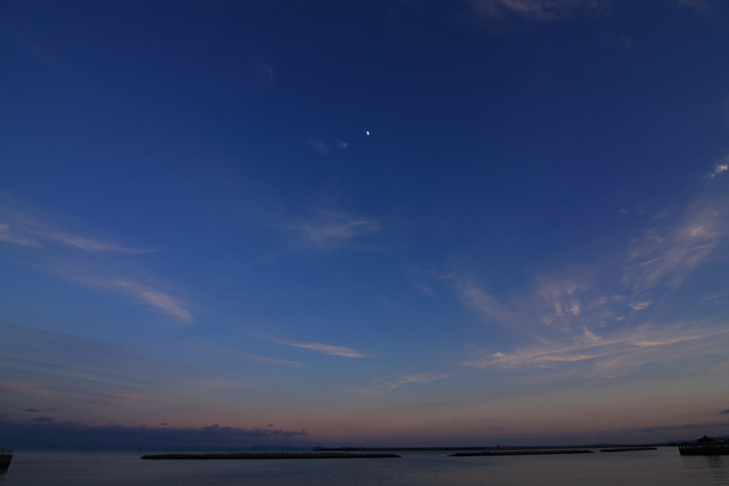 武蔵港の月と夕景