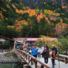 上高地　河童橋と紅葉の六百山